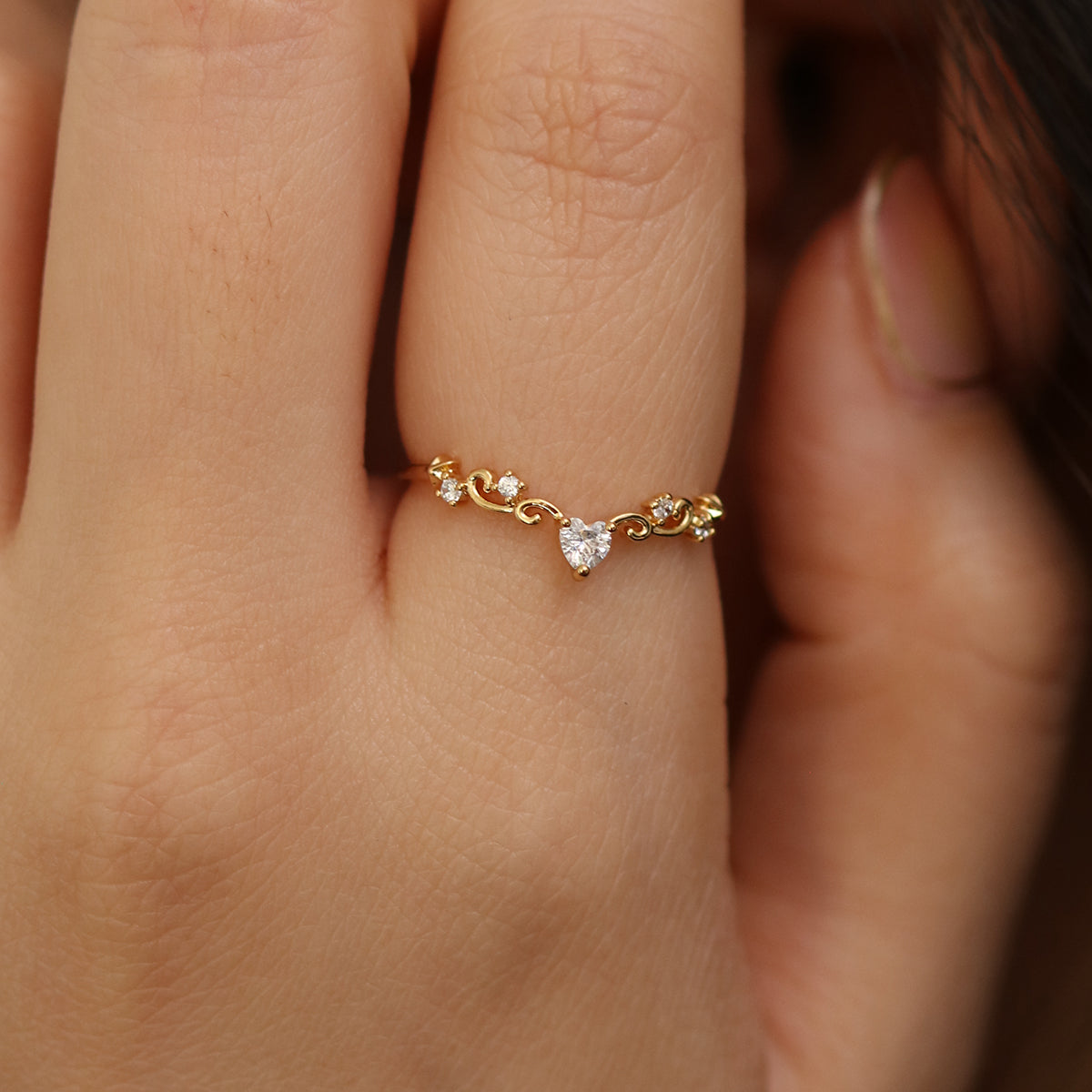 Elegante anillo de corazón