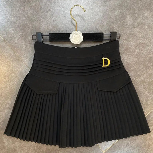 Falda plisada para mujer, moda de verano, cintura alta, decoración con colgante de metal blanco en D, falda plisada corta casual con forro acampanado