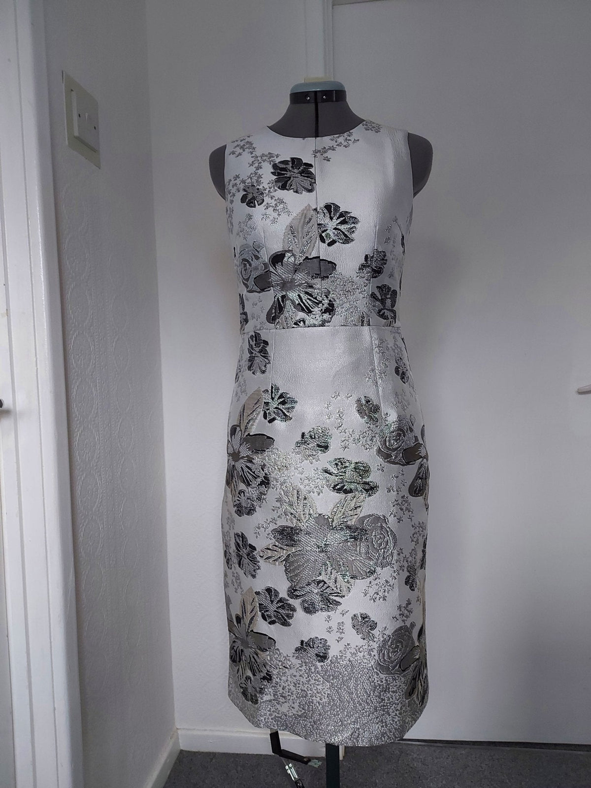 El vestido de jacquard plateado de mamá y el traje de abrigo largo