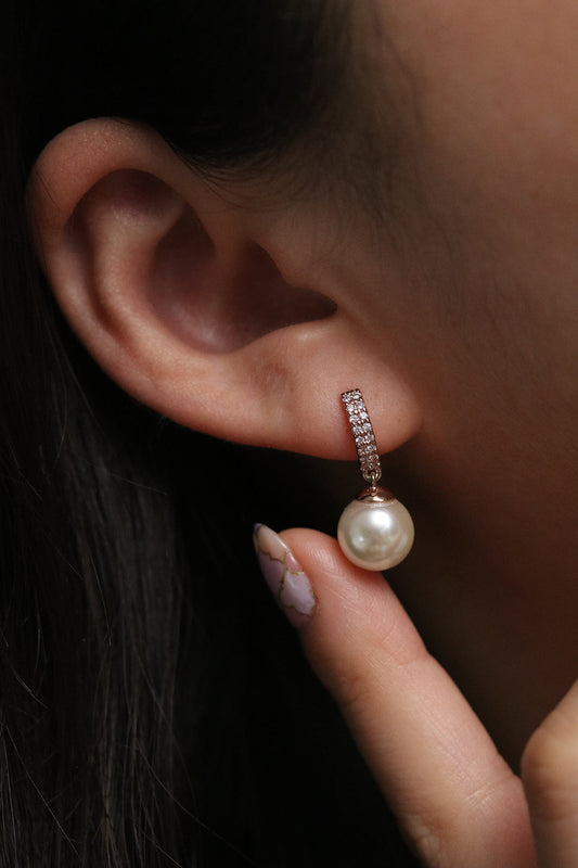 Pendientes elegantes de perlas en forma de lágrima