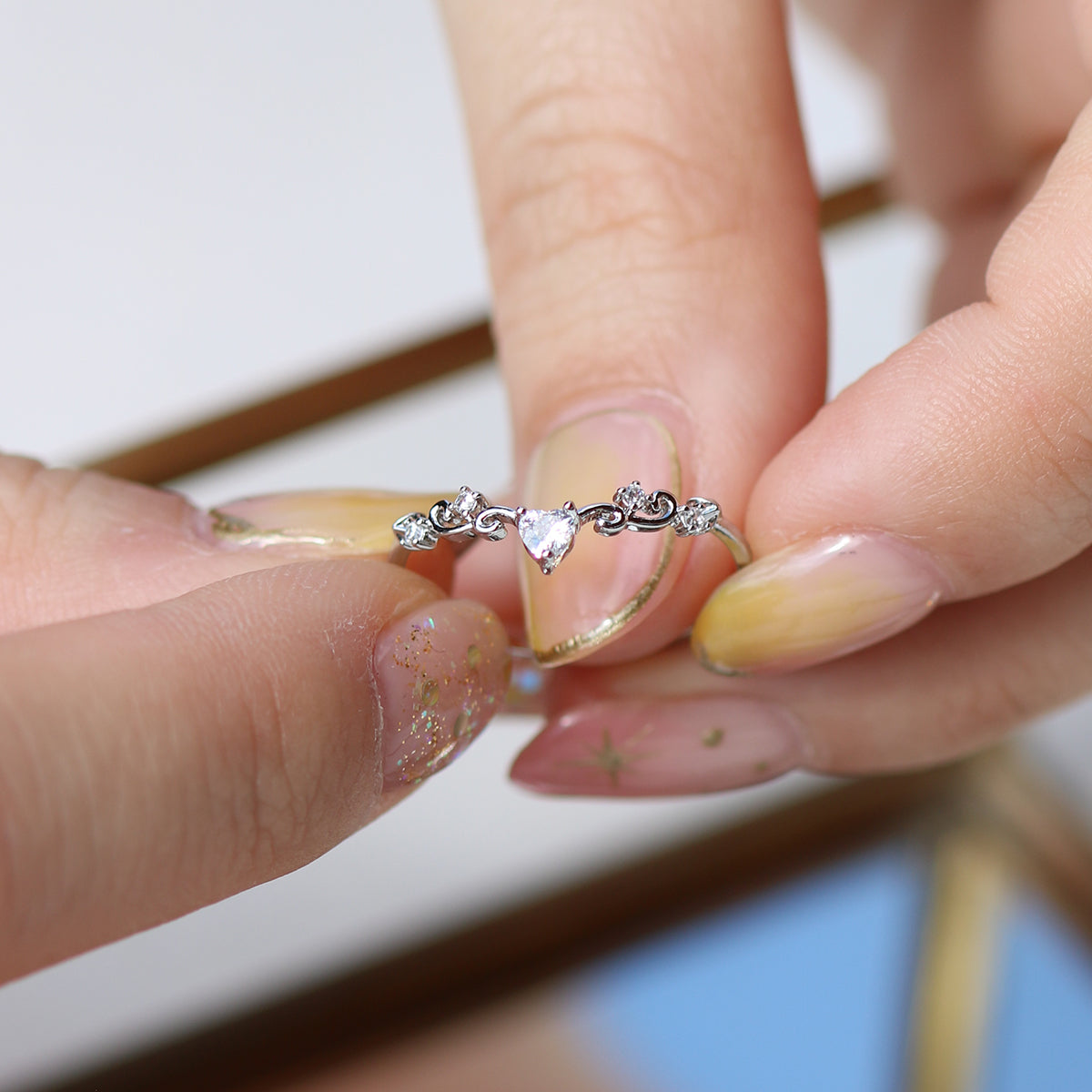 Elegante anillo de corazón