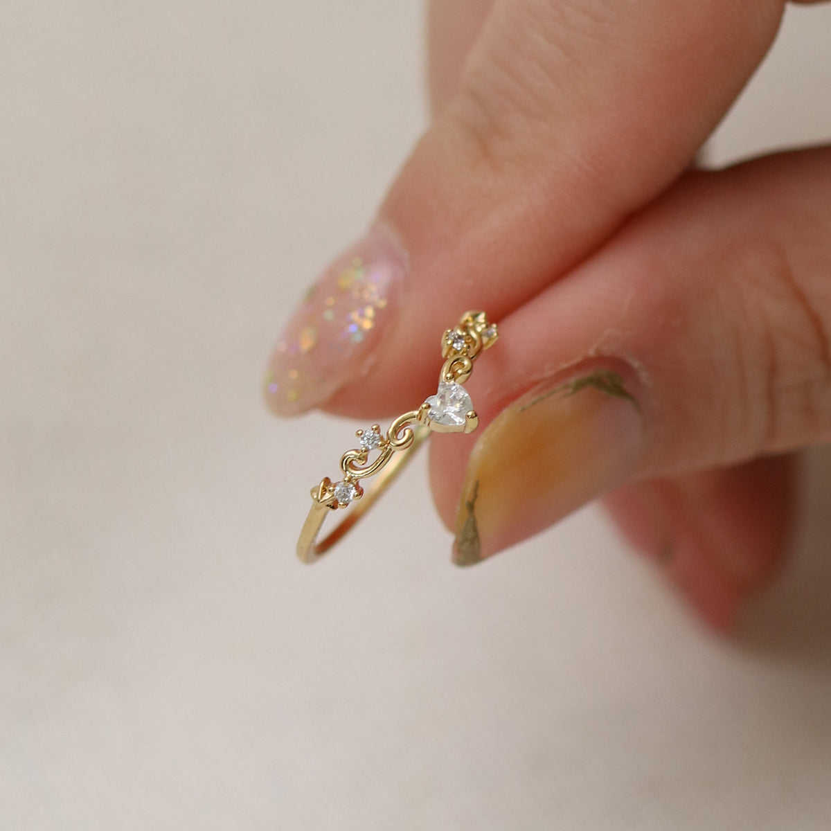 Elegante anillo de corazón