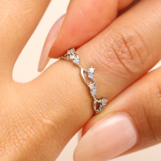 Anillo de piedra lunar ondulado y circonita cúbica
