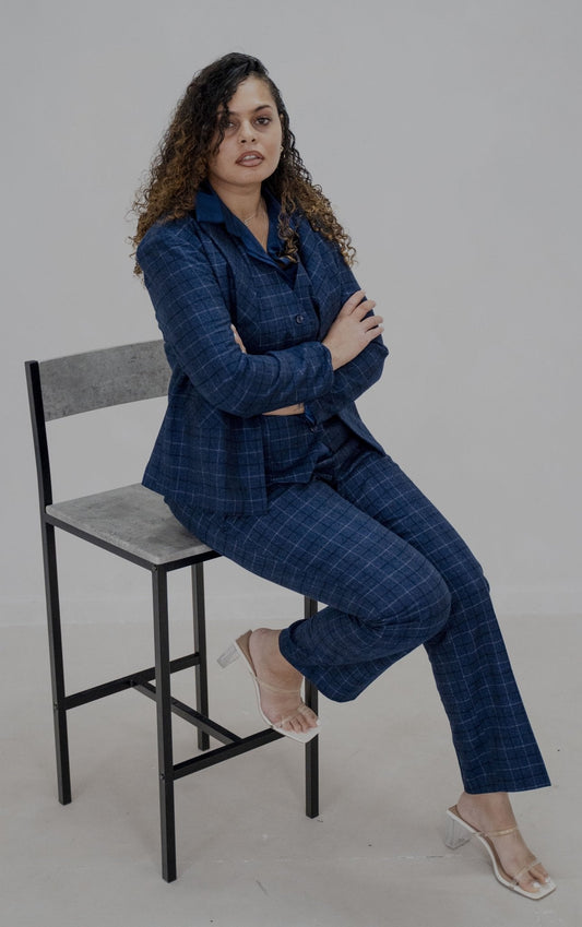 El traje de pantalón de tres piezas de cuadros