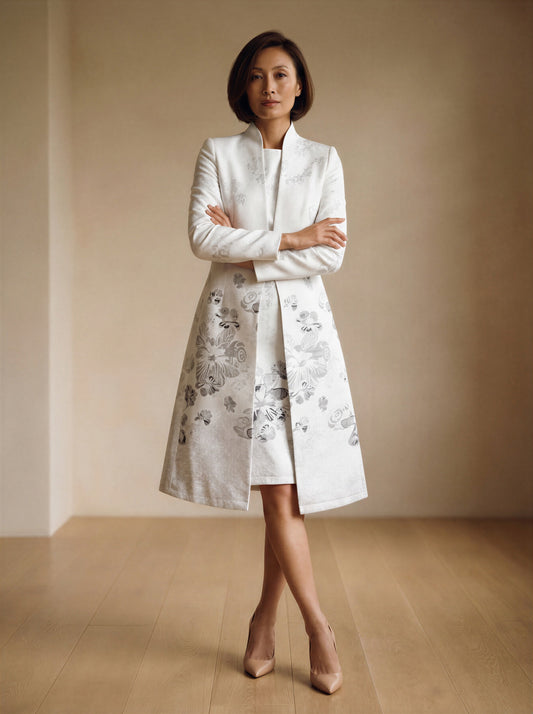 El vestido de jacquard plateado de mamá y el traje de abrigo largo